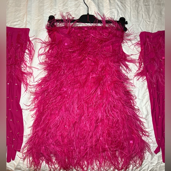 PREMIUM PINK FEATHER BANDEAU GLOVE DETAIL BODYCON DRESS - Picture 4 of 4